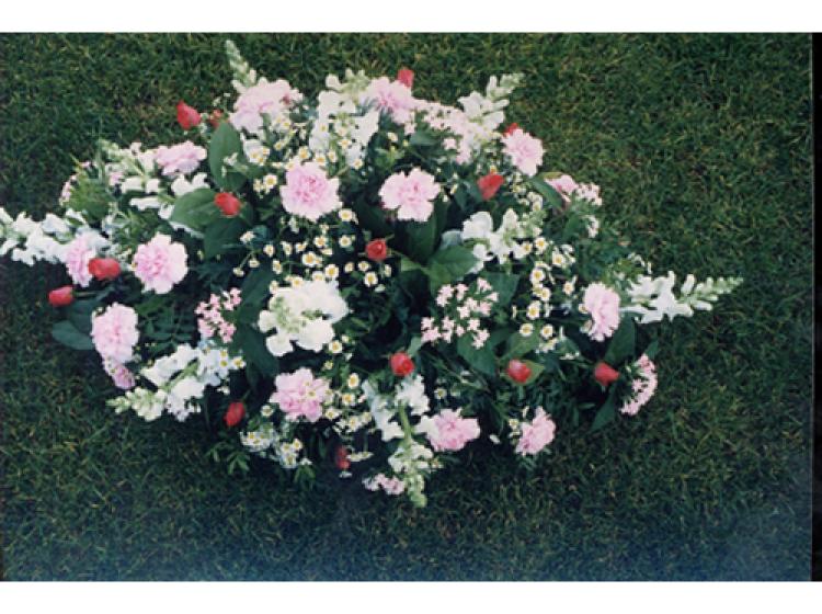 Bloemstuk met witte roze en rode bloemen